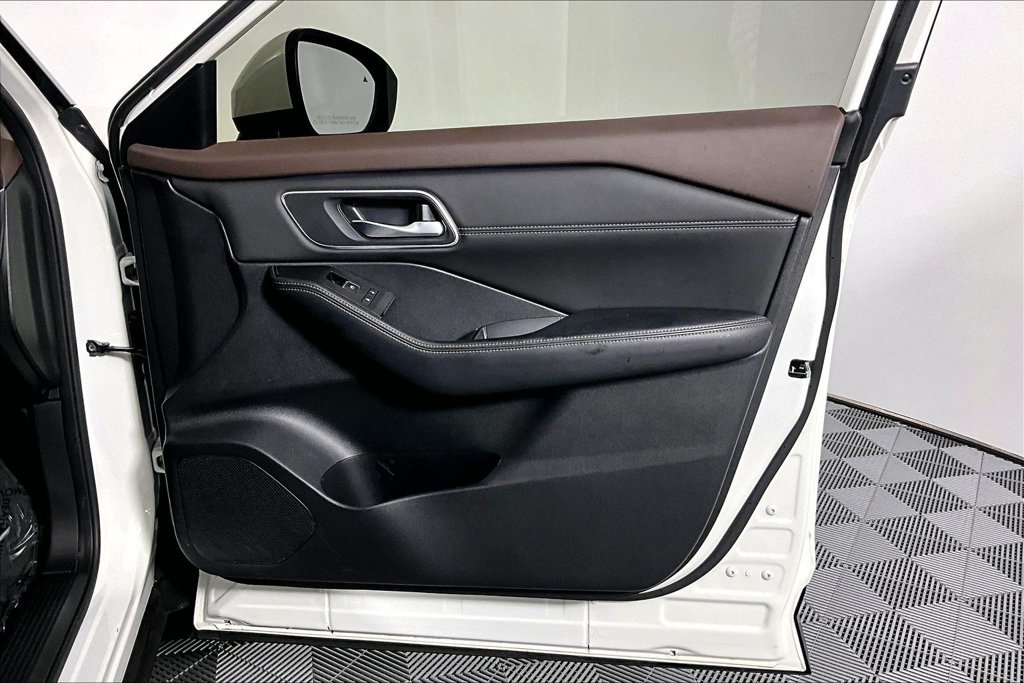 Used 2023 Nissan Rogue Platinum FWD image 24