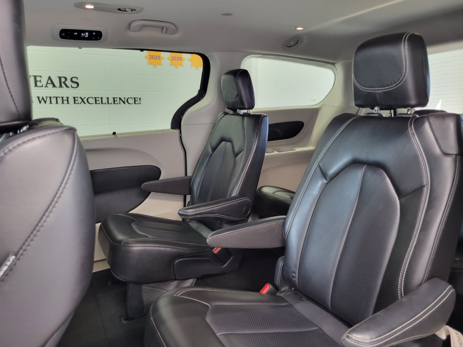 Used 2023 Chrysler Pacifica Touring-L FWD image 24