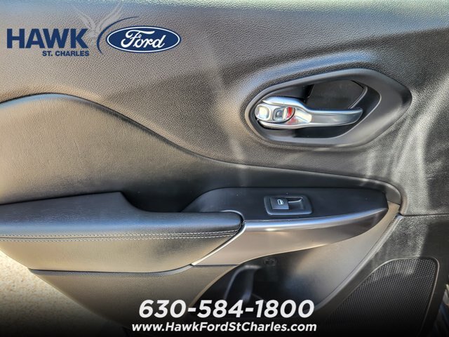 Used 2019 Jeep Cherokee Latitude Plus w/ Cold Weather Group FWD image 17