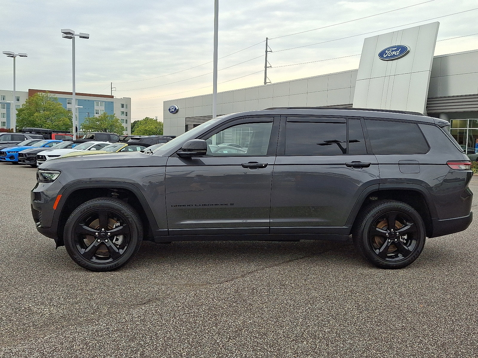 Used 2023 Jeep Grand Cherokee L Laredo image 3