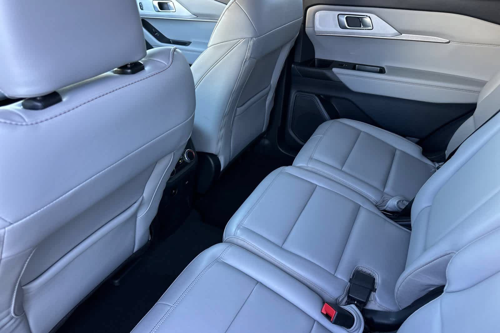 Certified 2025 Ford Explorer Active w/ Active Comfort Package AWD/4WD image 4