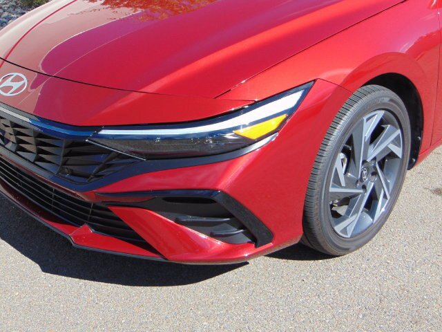 Used 2025 Hyundai Elantra SEL FWD image 2