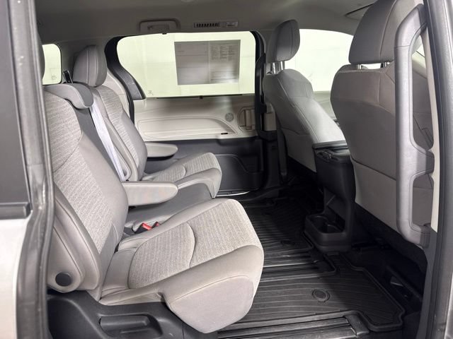 Used 2024 Toyota Sienna LE AWD/4WD image 5
