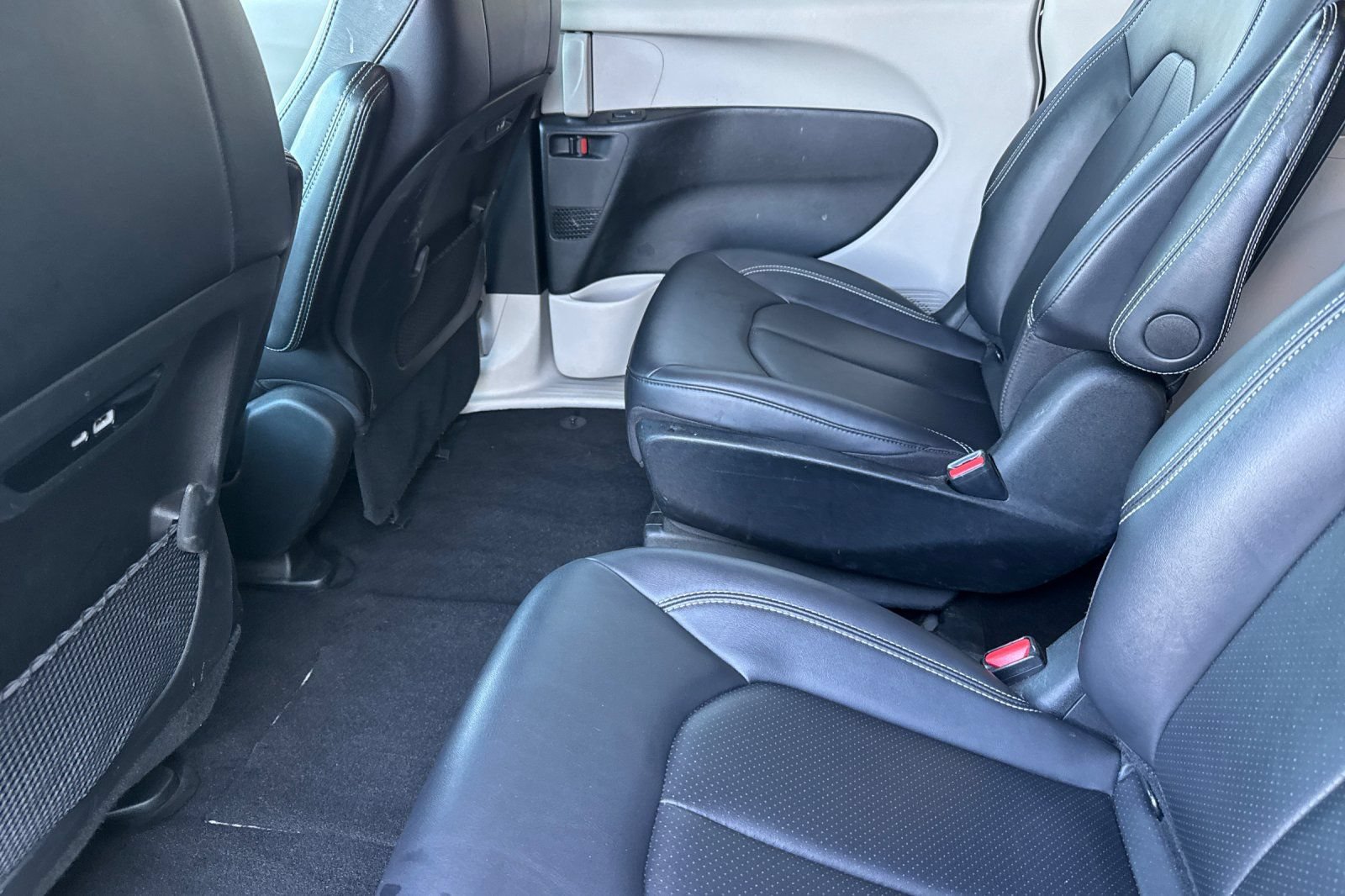 Used 2024 Chrysler Pacifica Limited FWD image 6