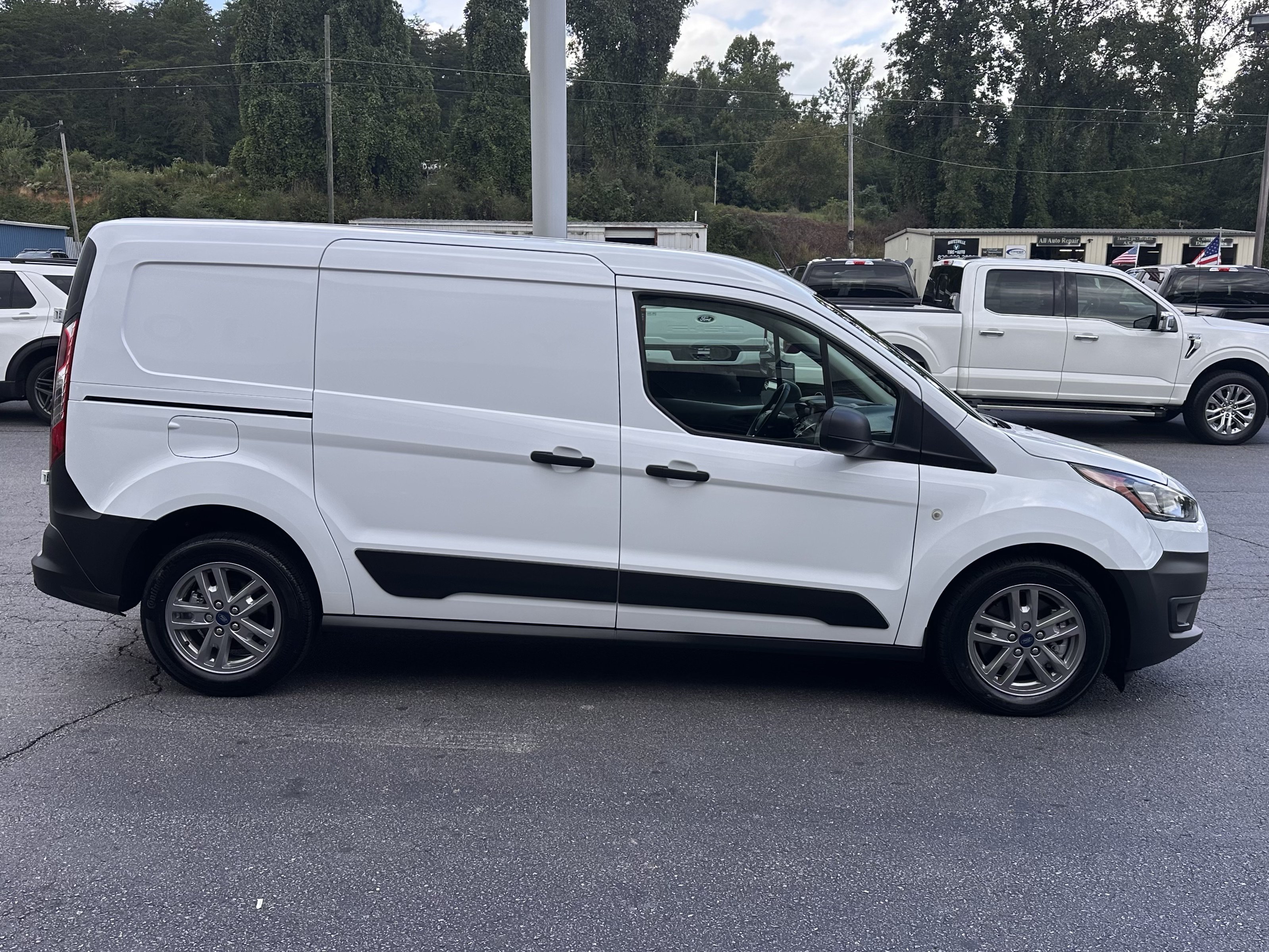 Certified 2023 Ford Transit Connect XL FWD image 5