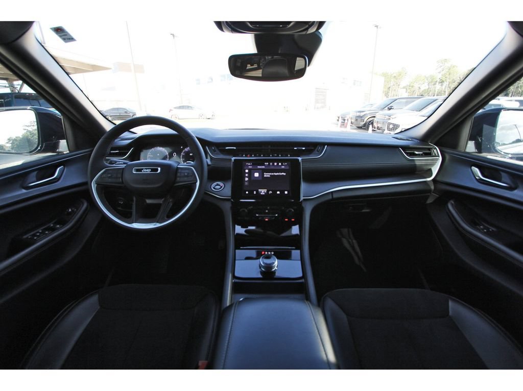 Used 2024 Jeep Grand Cherokee Altitude RWD image 12