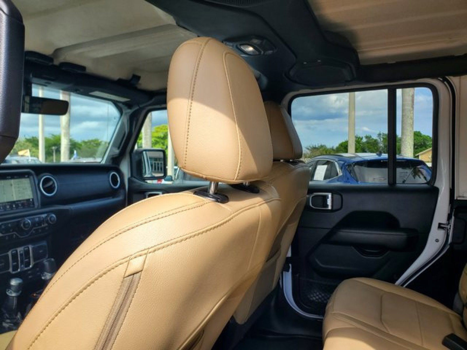 Used 2018 Jeep Wrangler Unlimited Sahara image 27