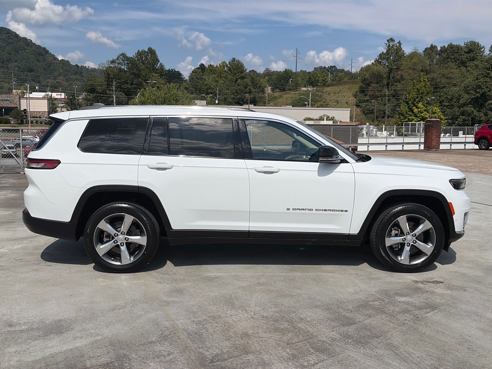 Used 2021 Jeep Grand Cherokee L Limited w/ Luxury Tech Group II AWD/4WD image 2