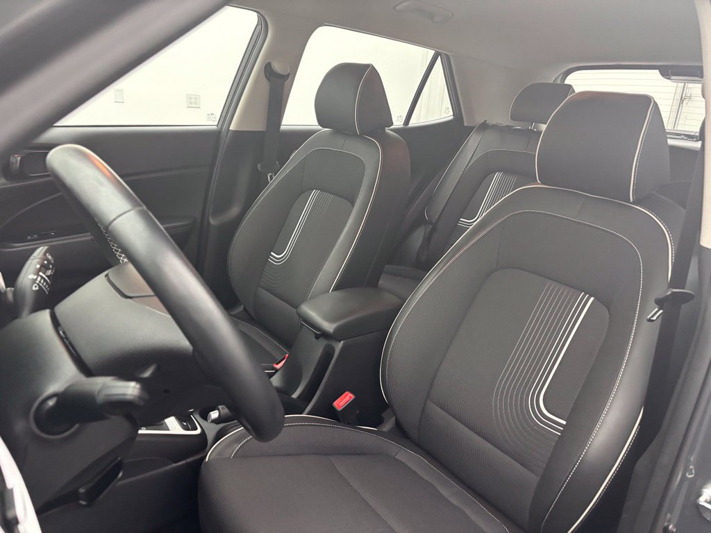 Used 2024 Hyundai Venue Limited FWD image 23