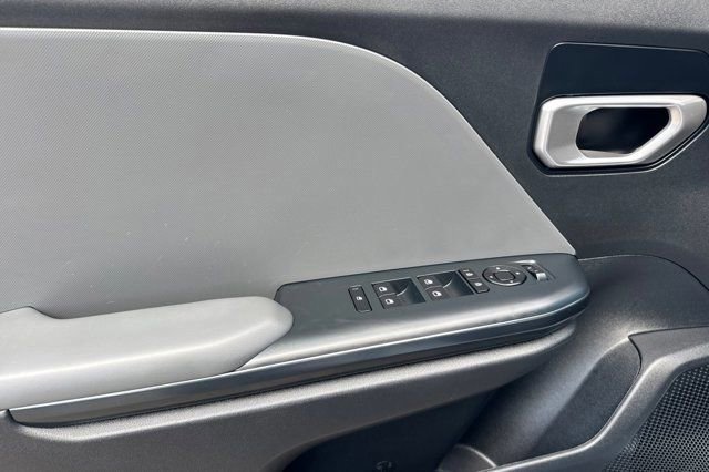 Used 2025 Kia K4 LXS image 12