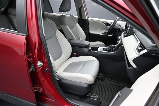 Used 2020 Toyota RAV4 XLE Premium FWD image 26