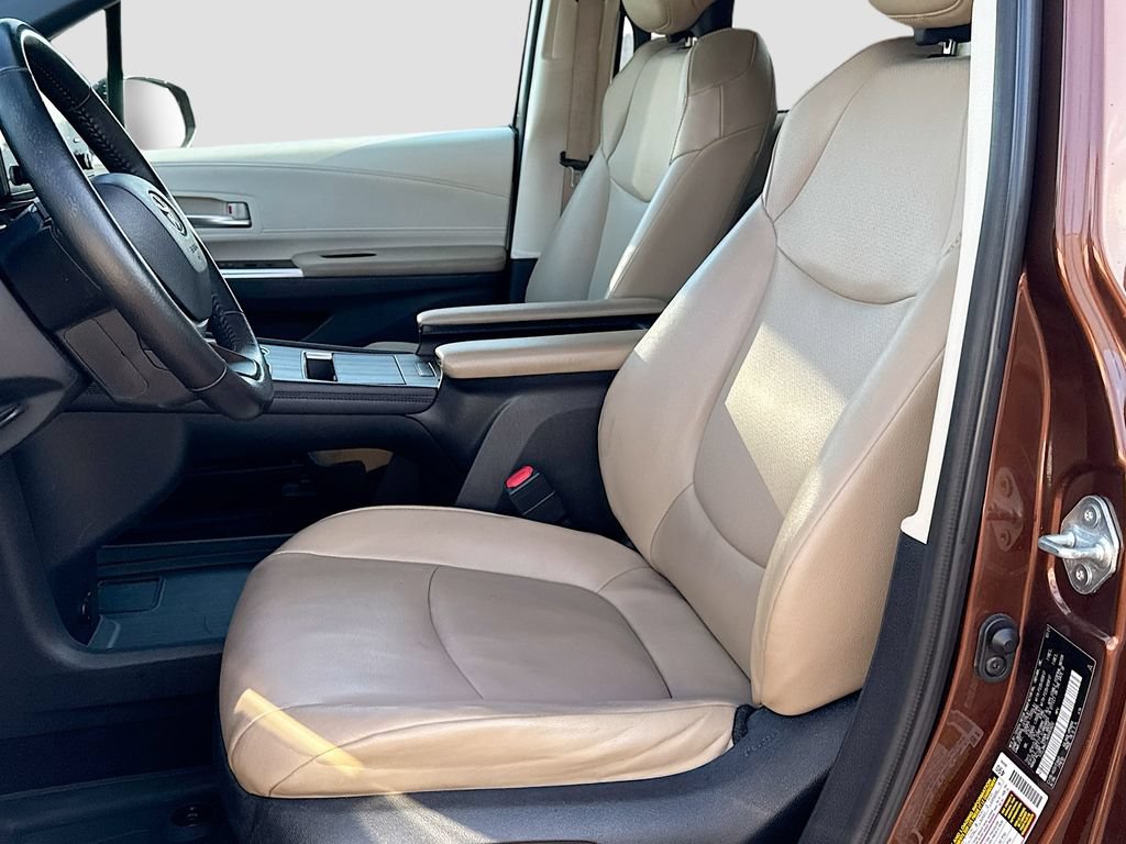 Used 2022 Toyota Sienna XLE w/ XLE Plus Package FWD image 19