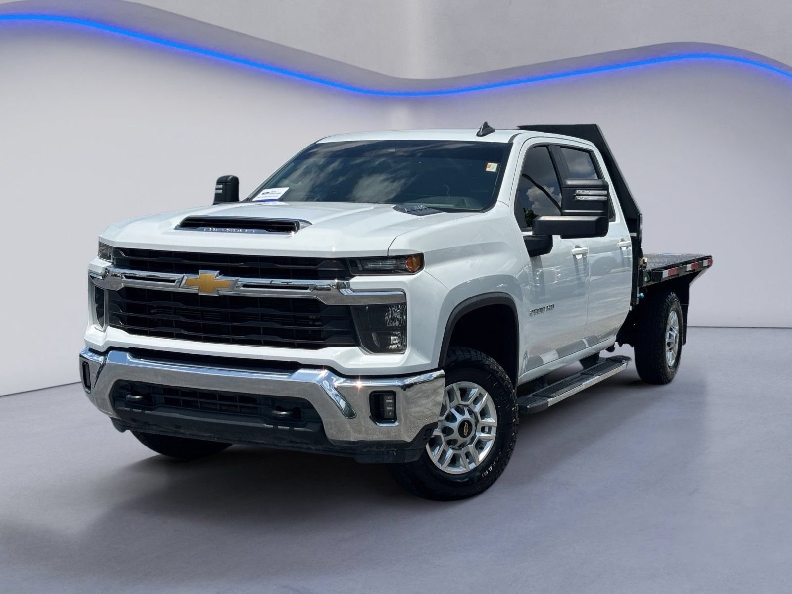 Used 2024 Chevrolet Silverado 2500 LT w/ Convenience Package AWD/4WD image 2