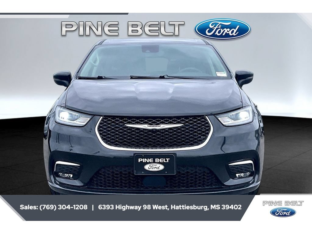 Used 2023 Chrysler Pacifica Touring-L FWD image 3