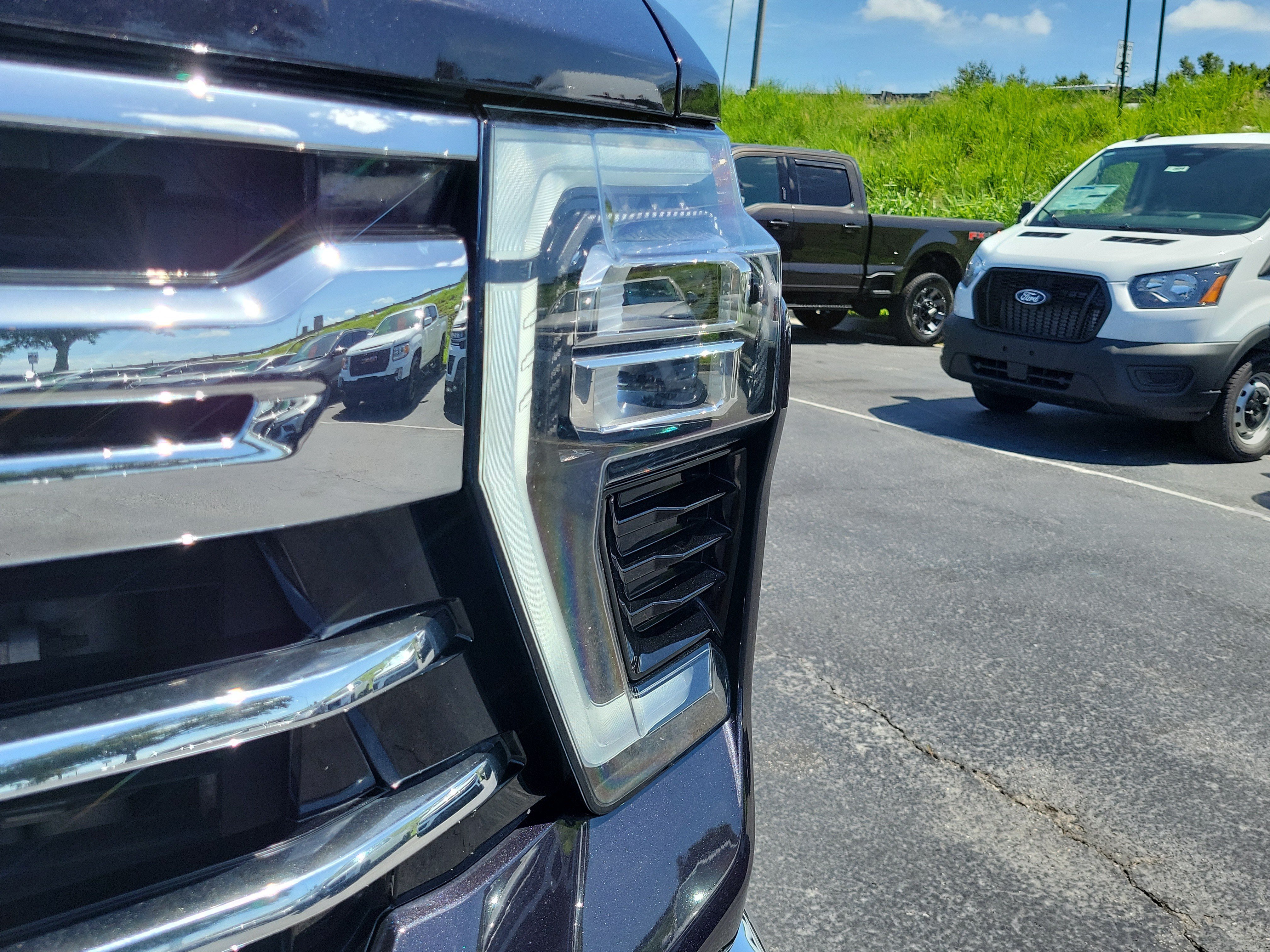 Used 2024 Chevrolet Silverado 2500 LTZ w/ LTZ Plus Package AWD/4WD image 3