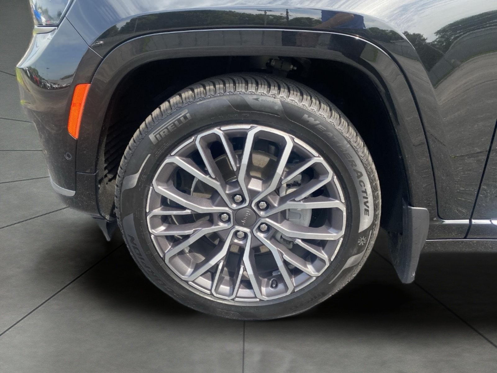 Used 2021 Jeep Grand Cherokee L Summit AWD/4WD image 4