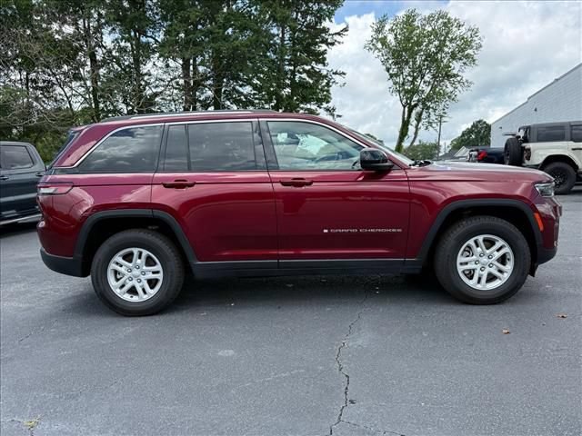 Used 2023 Jeep Grand Cherokee Laredo RWD image 3