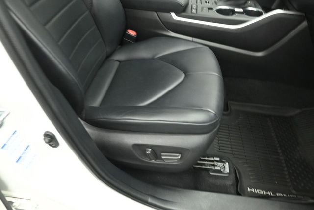 Used 2021 Toyota Highlander XLE AWD/4WD image 32