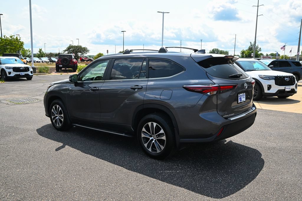 Used 2024 Toyota Highlander XLE AWD/4WD image 5