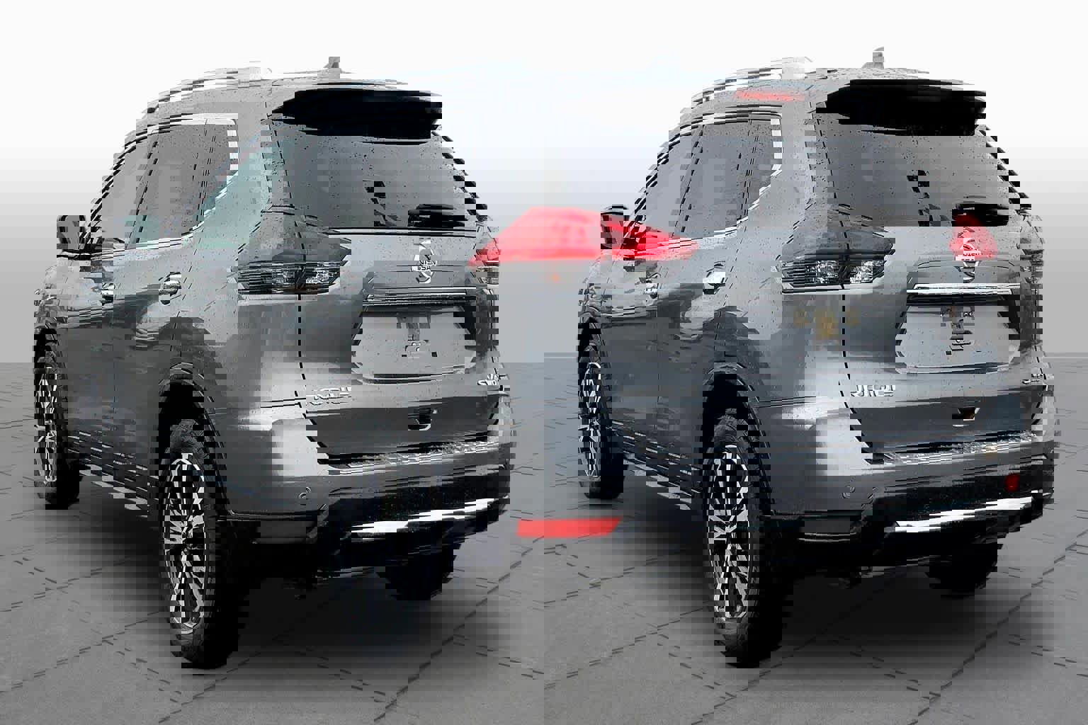 Used 2019 Nissan Rogue SV w/ Premium Package image 2