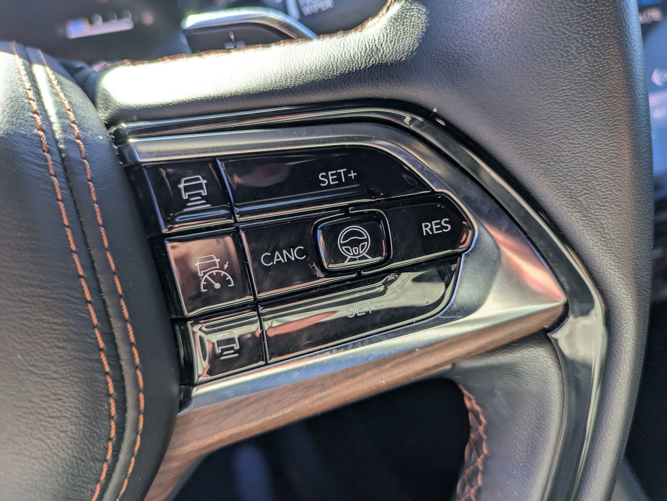 Used 2023 Jeep Grand Cherokee L Summit w/ Luxury Tech Group V image 17