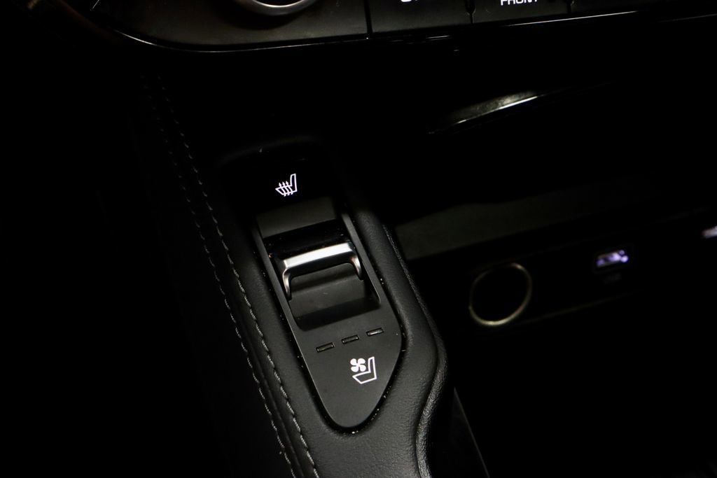 Used 2024 Kia Telluride EX w/ EX Captain's Chair Package AWD/4WD image 5