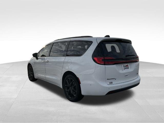 Used 2024 Chrysler Pacifica Touring-L w/ S Appearance Package image 3