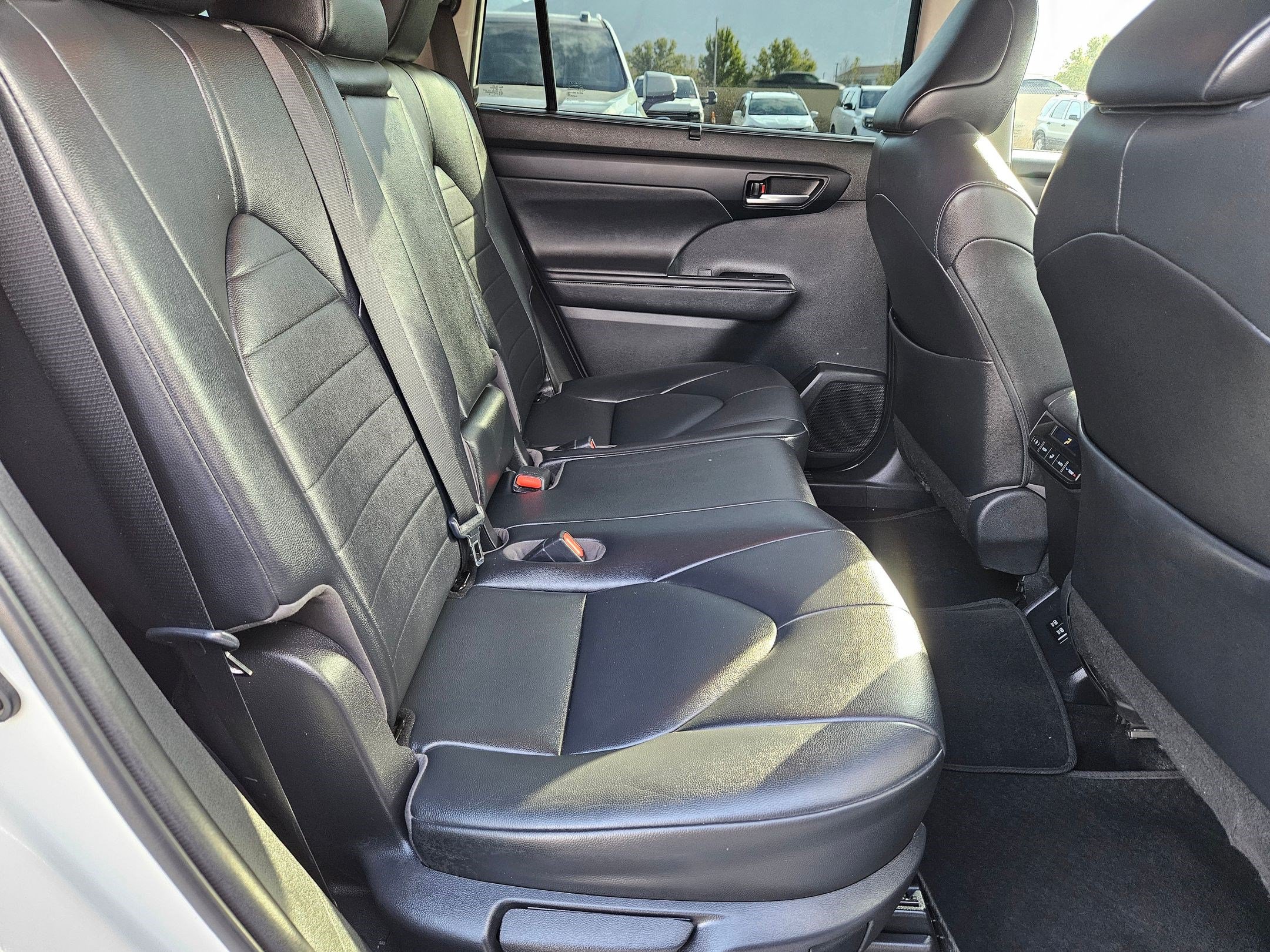 Used 2020 Toyota Highlander XLE AWD/4WD image 42