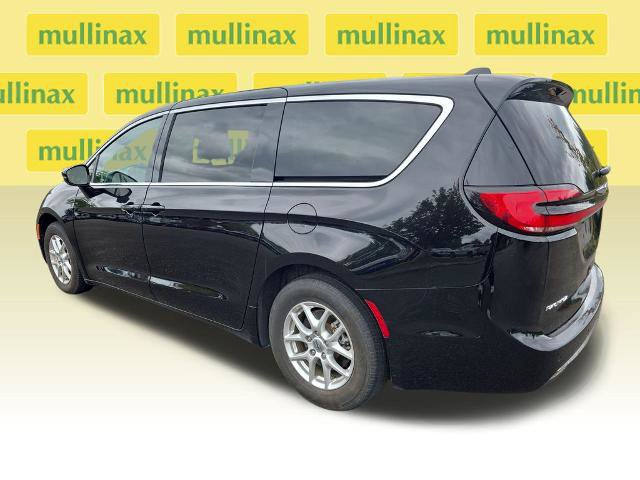 Used 2024 Chrysler Pacifica Touring-L FWD image 11