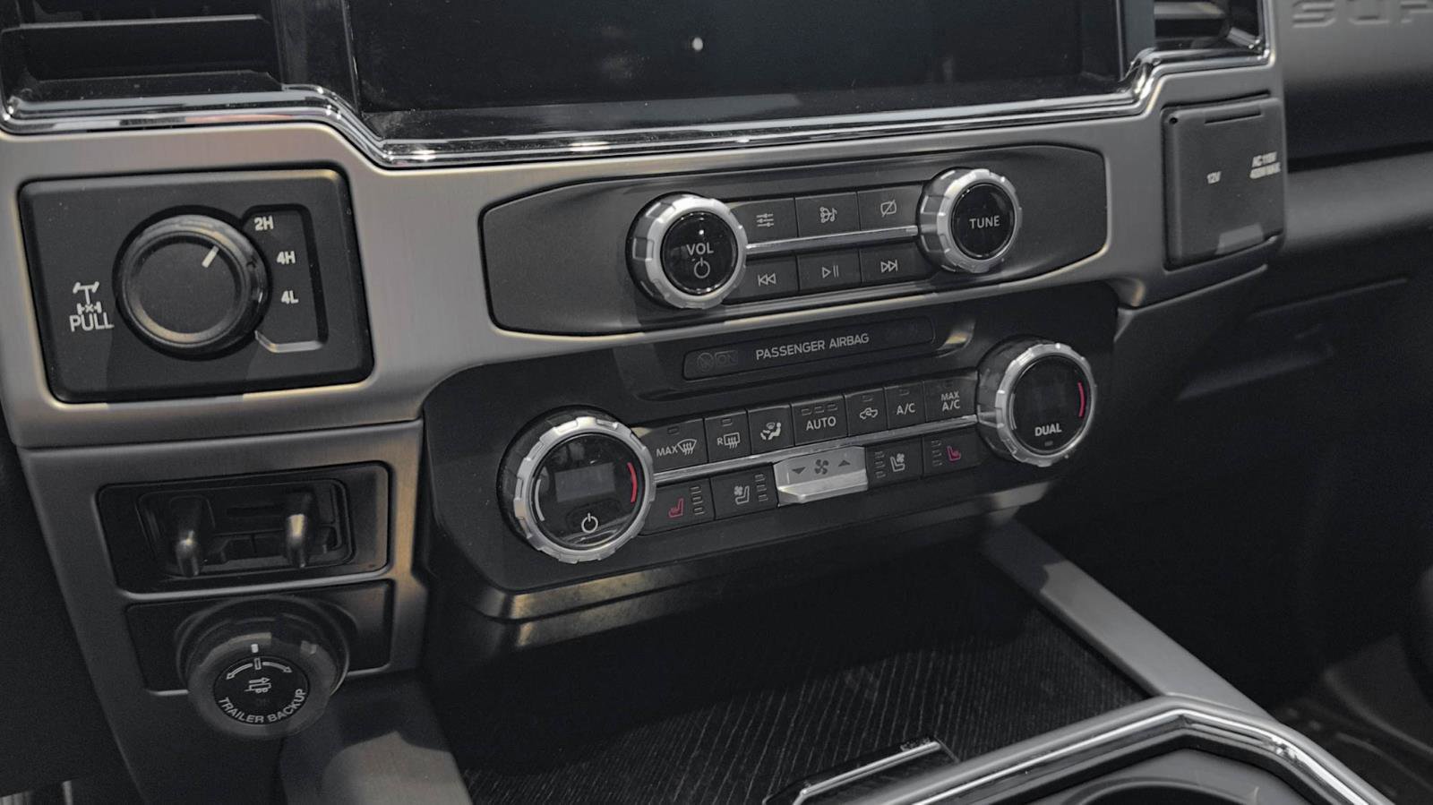 Certified 2022 Ford F350 Platinum w/ FX4 Off-Road Package image 22