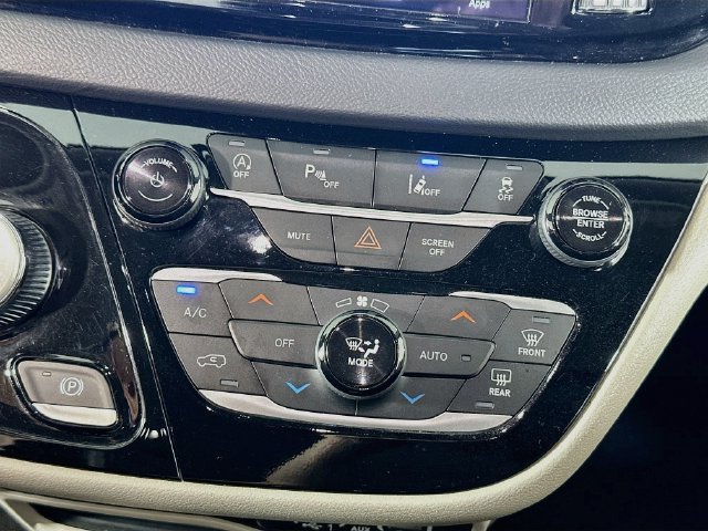 Used 2024 Chrysler Pacifica Touring-L FWD image 27