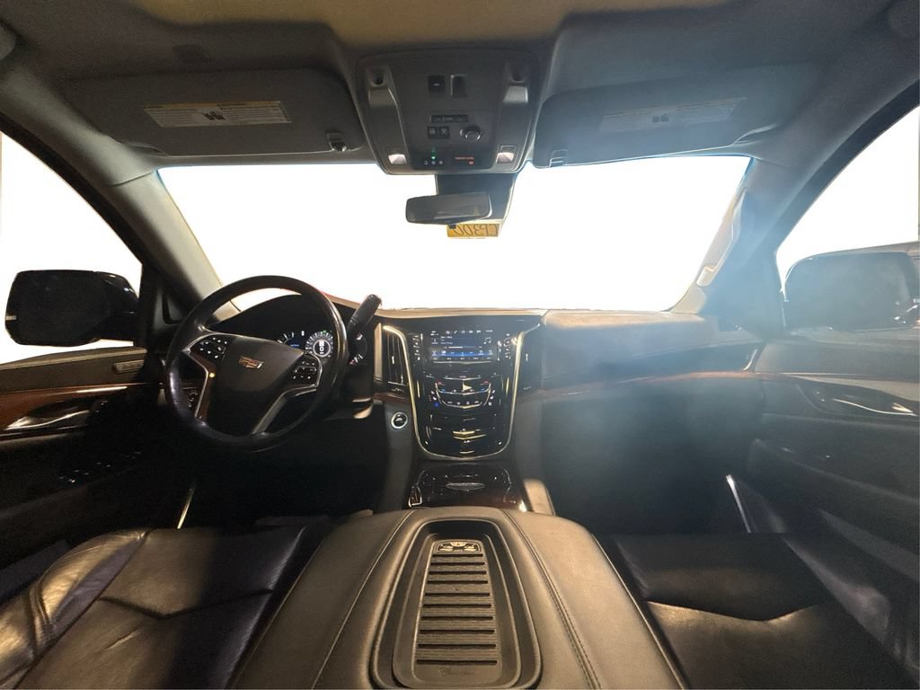 Used 2019 Cadillac Escalade Luxury w/ Escalade Sport Edition AWD/4WD image 32
