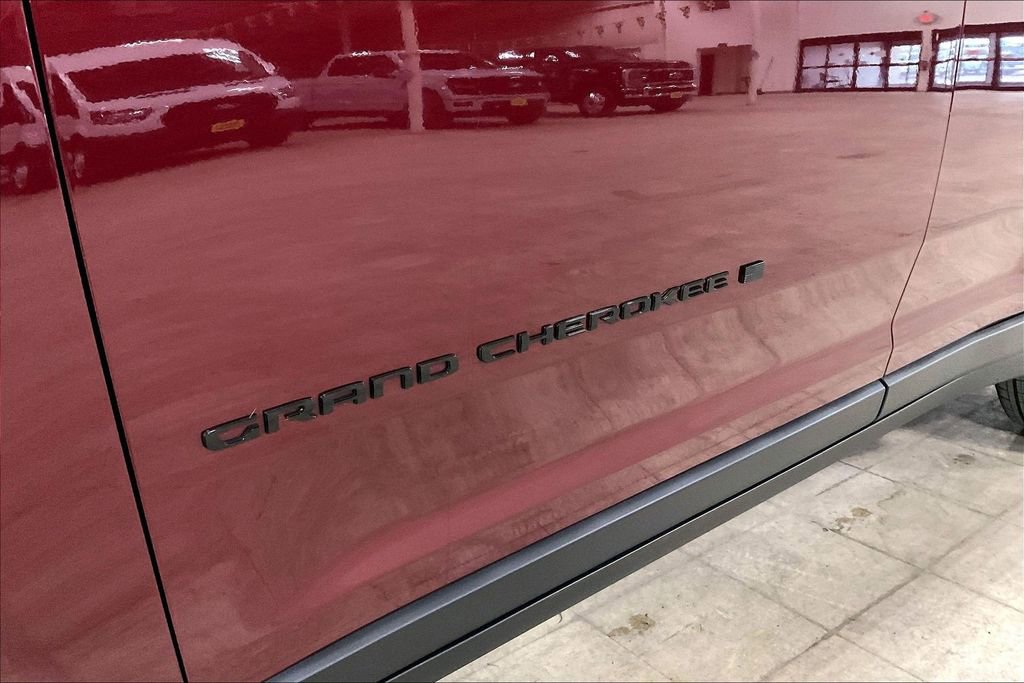 Used 2025 Jeep Grand Cherokee Altitude AWD/4WD image 8