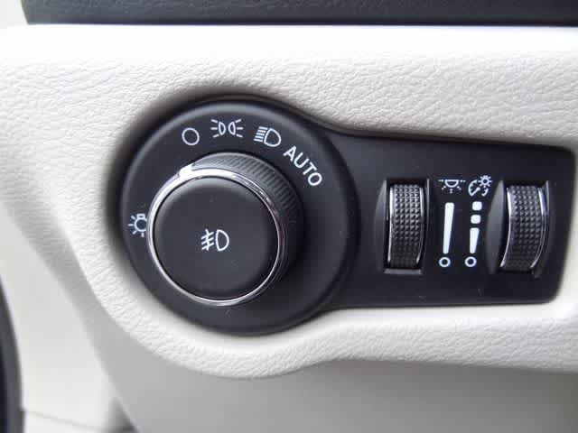 Used 2023 Chrysler Pacifica Touring-L FWD image 21