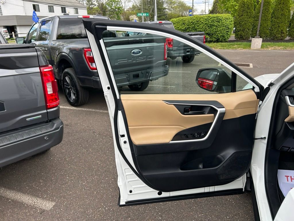 Used 2021 Toyota RAV4 LE AWD/4WD image 12