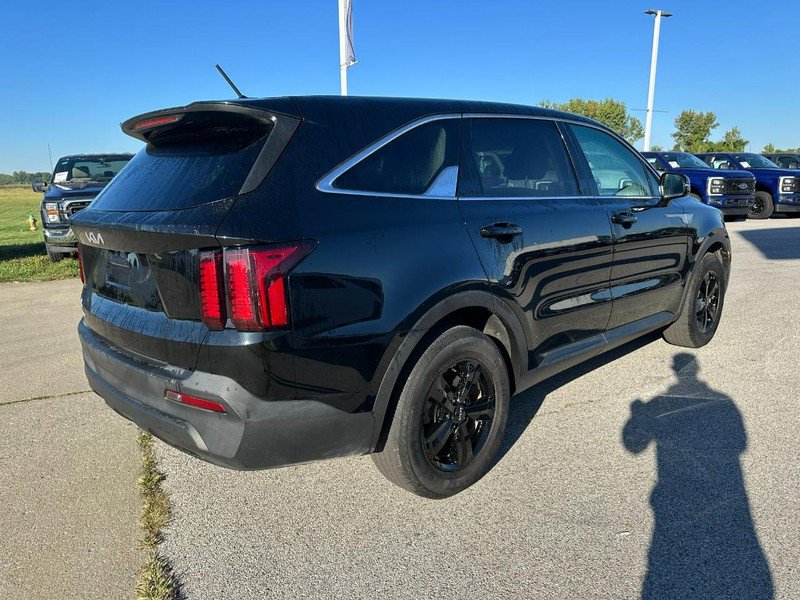 Used 2023 Kia Sorento LX image 5