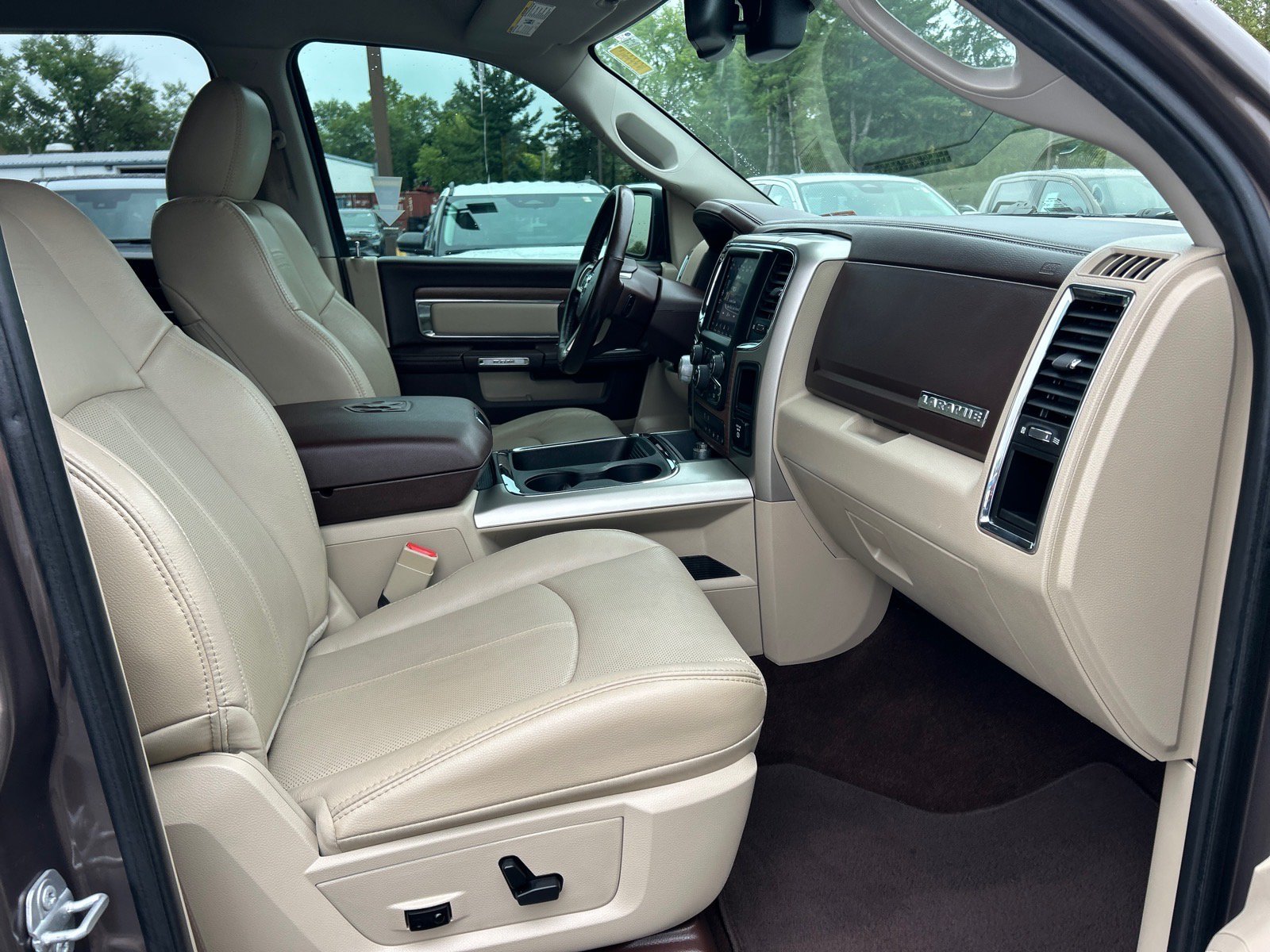Used 2018 RAM 1500 Laramie w/ Convenience Group AWD/4WD image 16