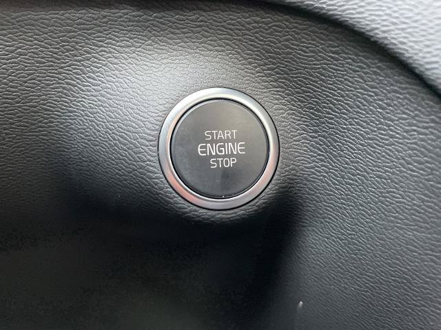 Used 2025 Volvo XC40 B5 Plus AWD/4WD image 8