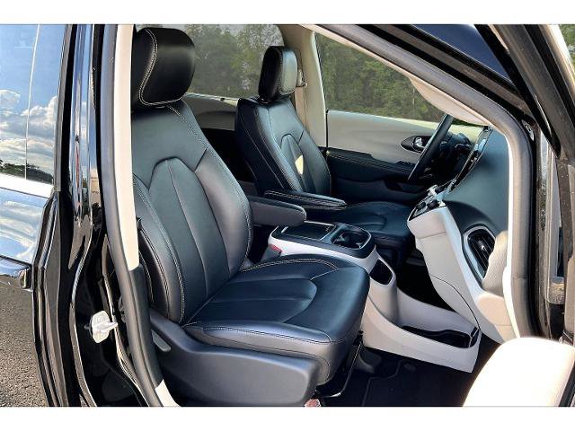 Used 2024 Chrysler Pacifica Touring-L FWD image 27