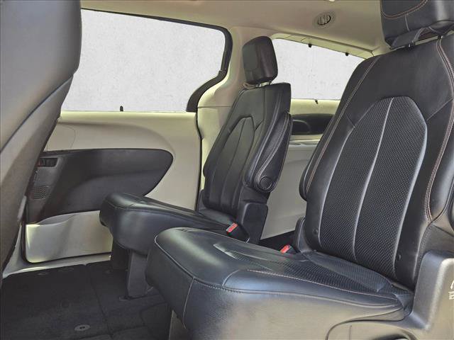 Used 2019 Chrysler Pacifica Touring-L FWD image 18