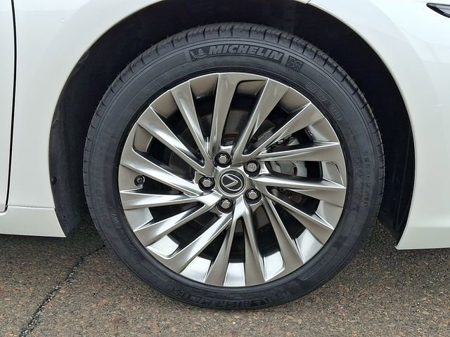 Used 2022 Lexus ES 300h w/ Accessory Package image 8