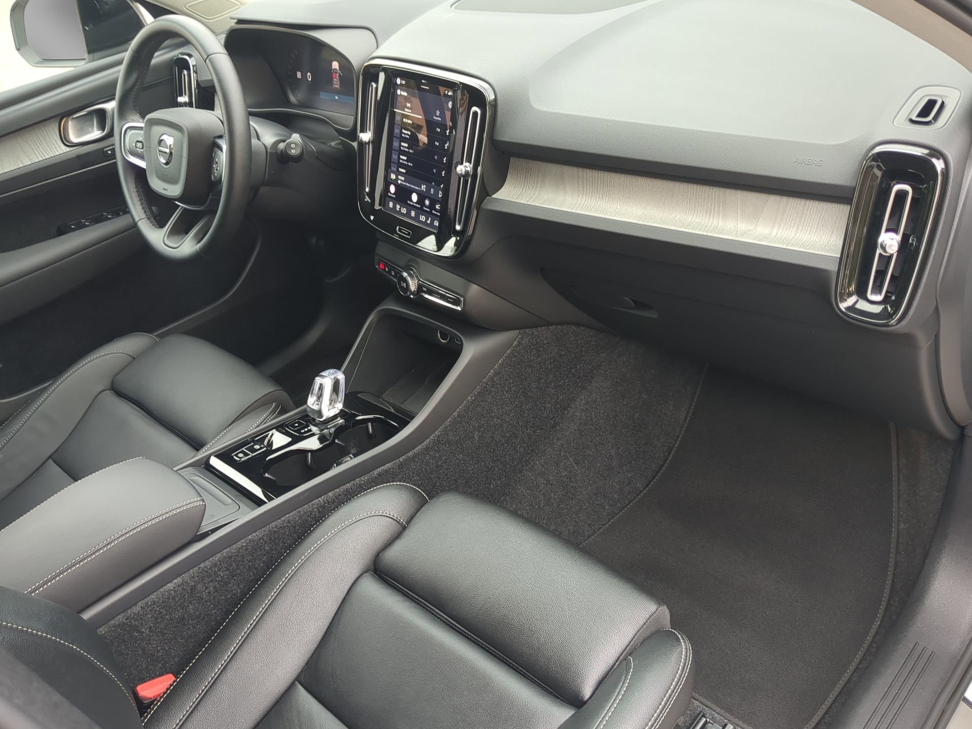 Used 2026 Volvo XC40 B5 Plus AWD/4WD image 49