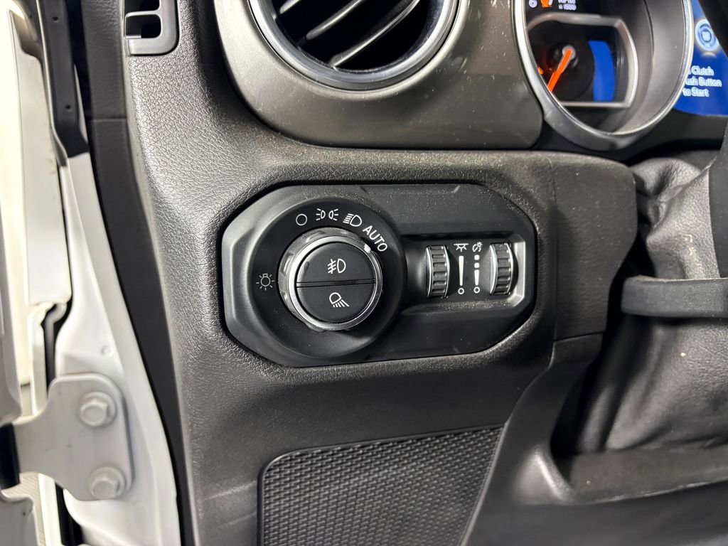 Used 2020 Jeep Gladiator Overland AWD/4WD image 12