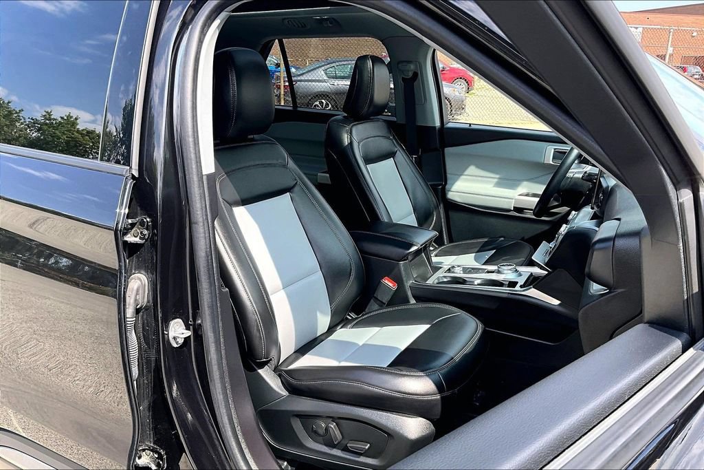Certified 2022 Ford Explorer XLT w/ Equipment Group 202A AWD/4WD image 7