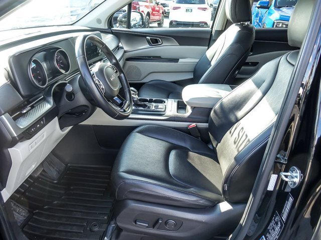 Used 2023 Kia Carnival LX FWD image 13