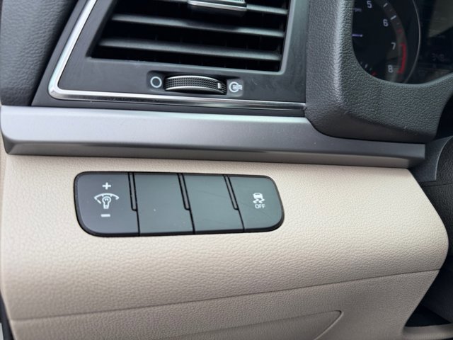 Used 2017 Hyundai Elantra SE image 32