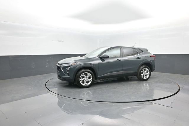 Used 2025 Chevrolet Trax LS w/ LS Convenience Package image 4