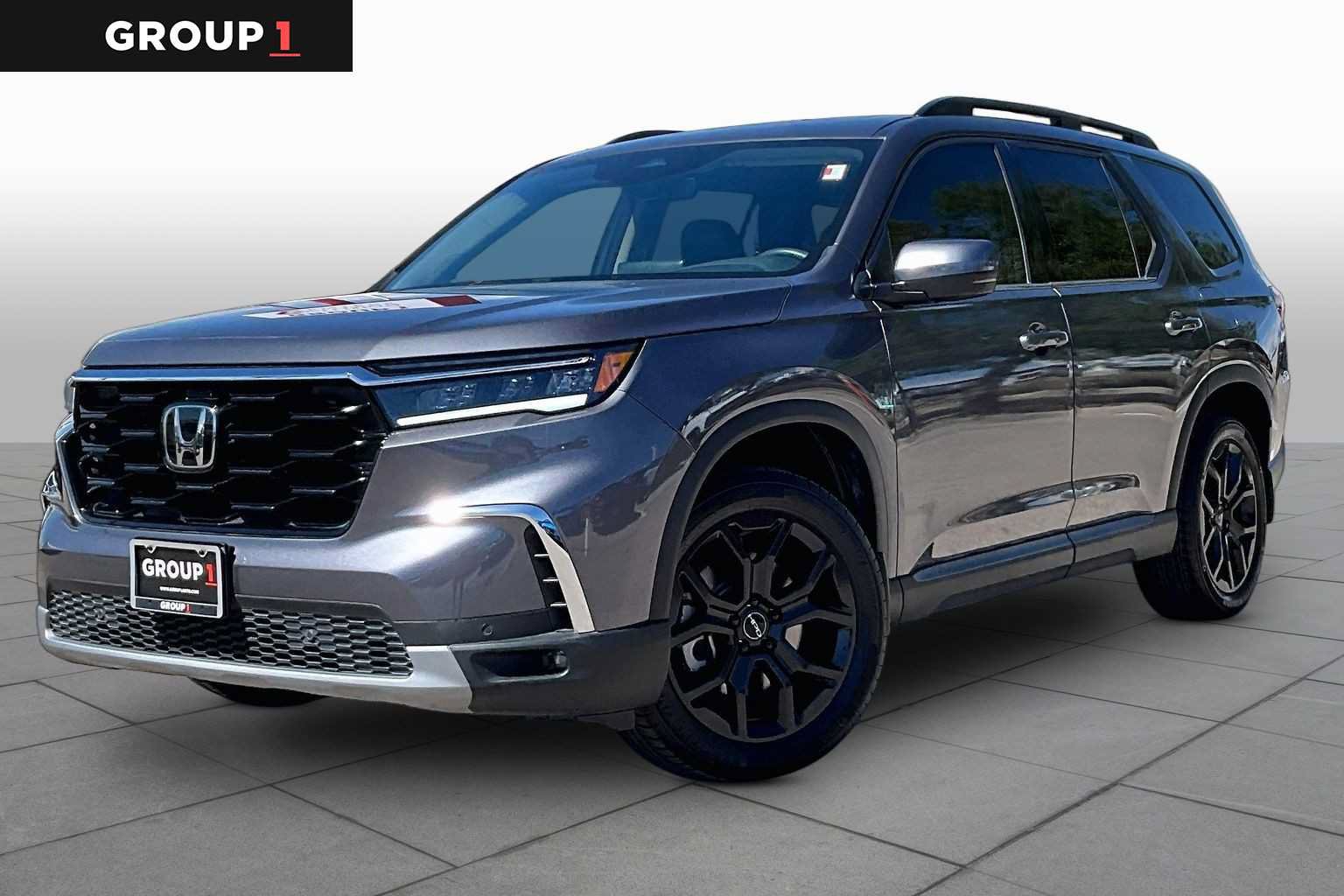 Used 2025 Honda Pilot Touring image 1