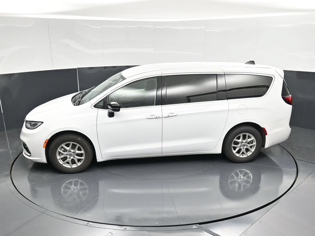 Used 2024 Chrysler Pacifica Touring-L FWD image 50
