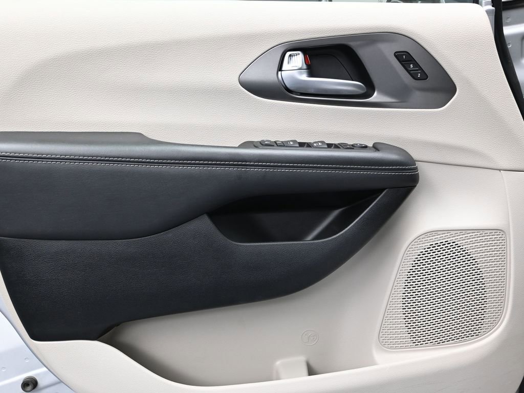 Used 2024 Chrysler Pacifica Touring-L image 15
